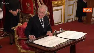 Il giuramento e la firma. l'intoppo con le penne sulla scrivania