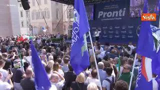 Meloni ai contestatori durante un comizio a Taranto: "Strillate che non me ne può fregare di meno"