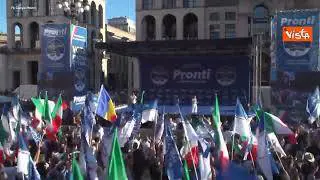 Giorgia Meloni a Milano, pienone in piazza Duomo