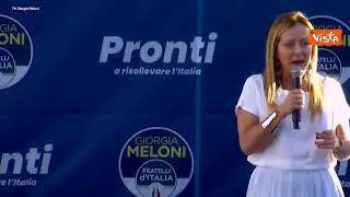 Sostenitrice urla a Giorgia Meloni, "sei bella". La leader di FdI: "Grazie, mi tiri su il morale"