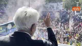 Mattarella al Gran Premio di Monza, il saluto agli spettatori alla fine della gara