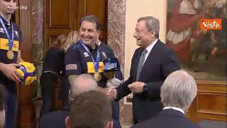 Draghi incontra a Palazzo Chigi la nazionale di volley, per lui pallone autografato dai neo-campioni