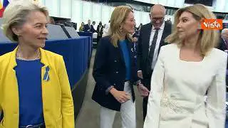Ursula von der Leyen al Parlamento Ue indossa i colori della bandiera ucraina