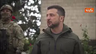 Zelensky visita la città liberata di Izyum, issata la bandiera ucraina