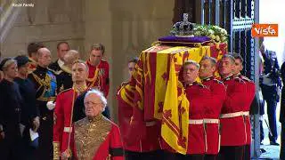 Il feretro della Regina Elisabetta arriva a Westminster Hall
