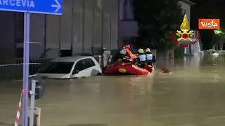 Bomba d'acqua nelle Marche, Vigili del Fuoco salvano persone con il gommone a Senigallia