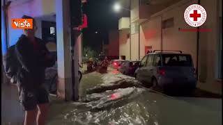 Alluvione Marche, donna lascia la sua abitazione aiutata dalla Croce Rossa