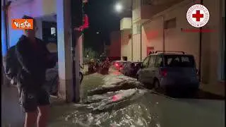 Alluvione Marche, donna lascia la sua abitazione aiutata dalla Croce Rossa