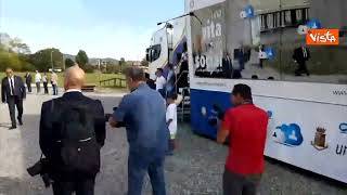 Mattarella saluta i bambini in visita al truck della Polizia per la campagna "Una vita da social"