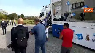 Mattarella saluta i bambini in visita al truck della Polizia per la campagna "Una vita da social"