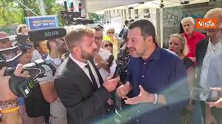 Salvini non canta «Bella ciao» e dice: "Viva la Pausini". Poi intona «La Leggenda del Piave»