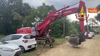 Alluvione Marche, le operazioni di recupero delle automobili trascinate via dall'acqua