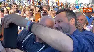 Matteo Salvini arriva a Pontida foto e autografi con i suoi sostenitori
