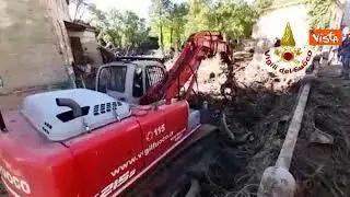 Alluvione Marche, Vigili del fuoco al lavoro per rimuovere i detriti