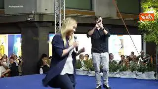 Il ballo di Meloni durante i cori al comizio a Bari
