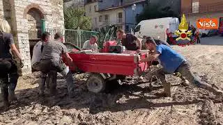 Alluvione Marche, i Vigili del Fuoco svuotano la cripta di una chiesa