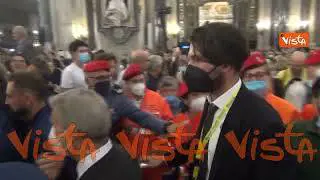 Il sangue di San Gennaro si è sciolto, esplode la gioia nel duomo di Napoli