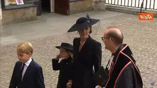 Funerali Regina Elisabetta, l'arrivo di Camilla e Kate