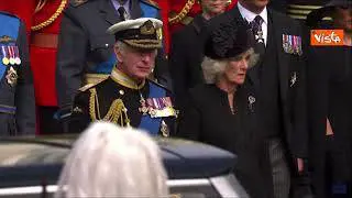 Il feretro della regina sul carro funebre inizia il viaggio per la sepoltura a Windsor