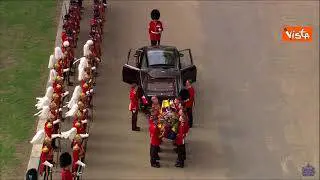 Il feretro della Regina Elisabetta caricato sul carro funebre al termine del corteo