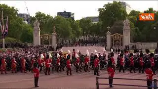 Funerali Elisabetta, il feretro passa davanti Buckingham Palace, lo staff rende omaggio alla sovrana