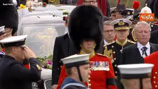 Funerali Regina Elisabetta, a Windsor la folla lancia fiori sul feretro