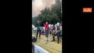 Gualtieri suona "Bella ciao" con la chitarra, Roberto Morassut la canta. La performance a Roma