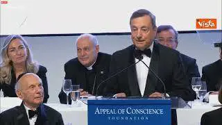 Draghi premiato a New York: "Grazie a Kissinger, tua presenza è regalo enorme"
