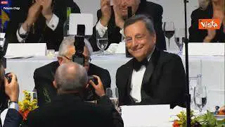 Kissinger a Draghi: "Ti auguro il meglio", ecco la stretta di mano tra i due