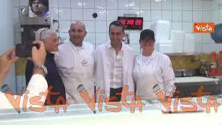 Di Maio al mercato posa per una foto dietro al bancone con il camice da macellaio