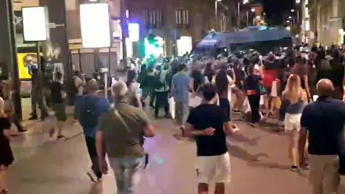 Scontri tra polizia e manifestanti anti Meloni: ferito un agente