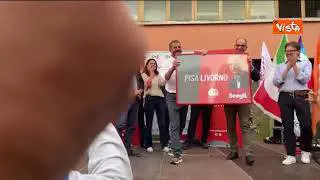 “Pisa o Livorno, scegli”, regalato a Letta un quadro che ironizza su format campagna elettorale Pd