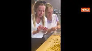 Giorgia Meloni a lezione di tortellini fatti a mano, si improvvisa "sfoglina" a Bologna