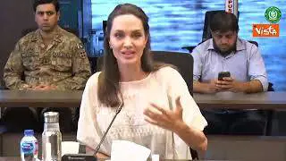 Angelina Jolie visita il Pakistan dopo le alluvioni: “Mai visto niente di simile”