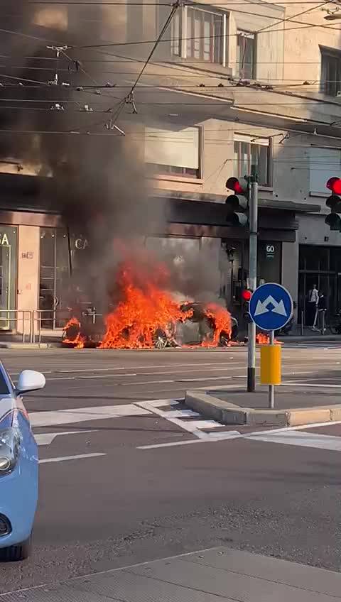 Incendio auto a Milano: nessun ferito