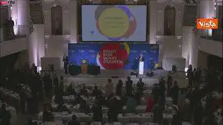Joe Biden non sa dove andare dopo l'intervento sul palco del Global Fund