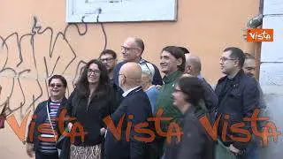 Elezioni 2022, Letta saluta e scatta foto con militanti Pd davanti seggio di Testaccio. Le immagini