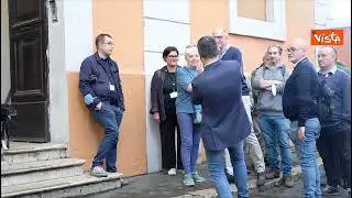 Letta posa in foto con i sostenitori all'uscita dal seggio dopo il voto
