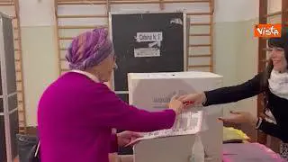 Il voto di Emma Bonino nel seggio di Via dell'Arco del Monte a Roma