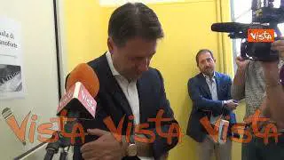 Elezioni 2022, Conte in fila al seggio accarezza un cagnolino