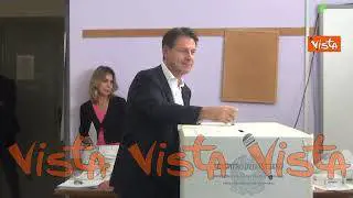 Elezioni 2022, dopo il voto Conte dimentica i documenti. La battuta ai giornalisti: Mi avete confuso