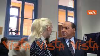 Berlusconi e Marta Fascina insieme al seggio. Lei con un abito a pois abbinato alla cravatta di lui