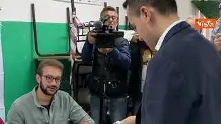 Di Maio al voto sotto la pioggia a Napoli, nella scuola Senise di Via Manso