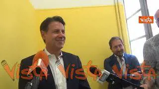 Conte al seggio, durante la fila parla dei suoi animali domestici: Ho un cane pastore e un gatto