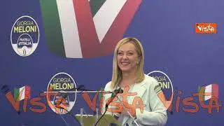 L’ovazione per Giorgia Meloni al suo ingresso sul palco del comitato elettorale di Fratelli d’Italia