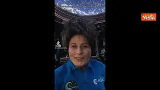 Samantha Cristoforetti mangia uno snack agli insetti nello spazio: "Perché non lo fate anche voi?"