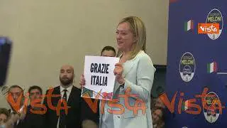 Meloni canta “A mano a mano” di Rino Gaetano al termine del comitato elettorale, le immagini