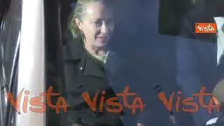 "Aiuto aiuto", Meloni si fa largo tra i cronisti all'uscita da Montecitorio