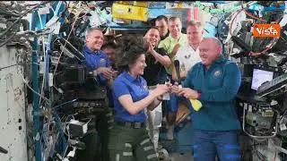 Cristoforetti prima donna europea comandante dell'Iss. Il russo Artemyev le consegna chiave d'ottone