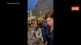 "Questa piazza non le appartiene". Laura Boldrini contestata da attiviste pro aborto a Roma